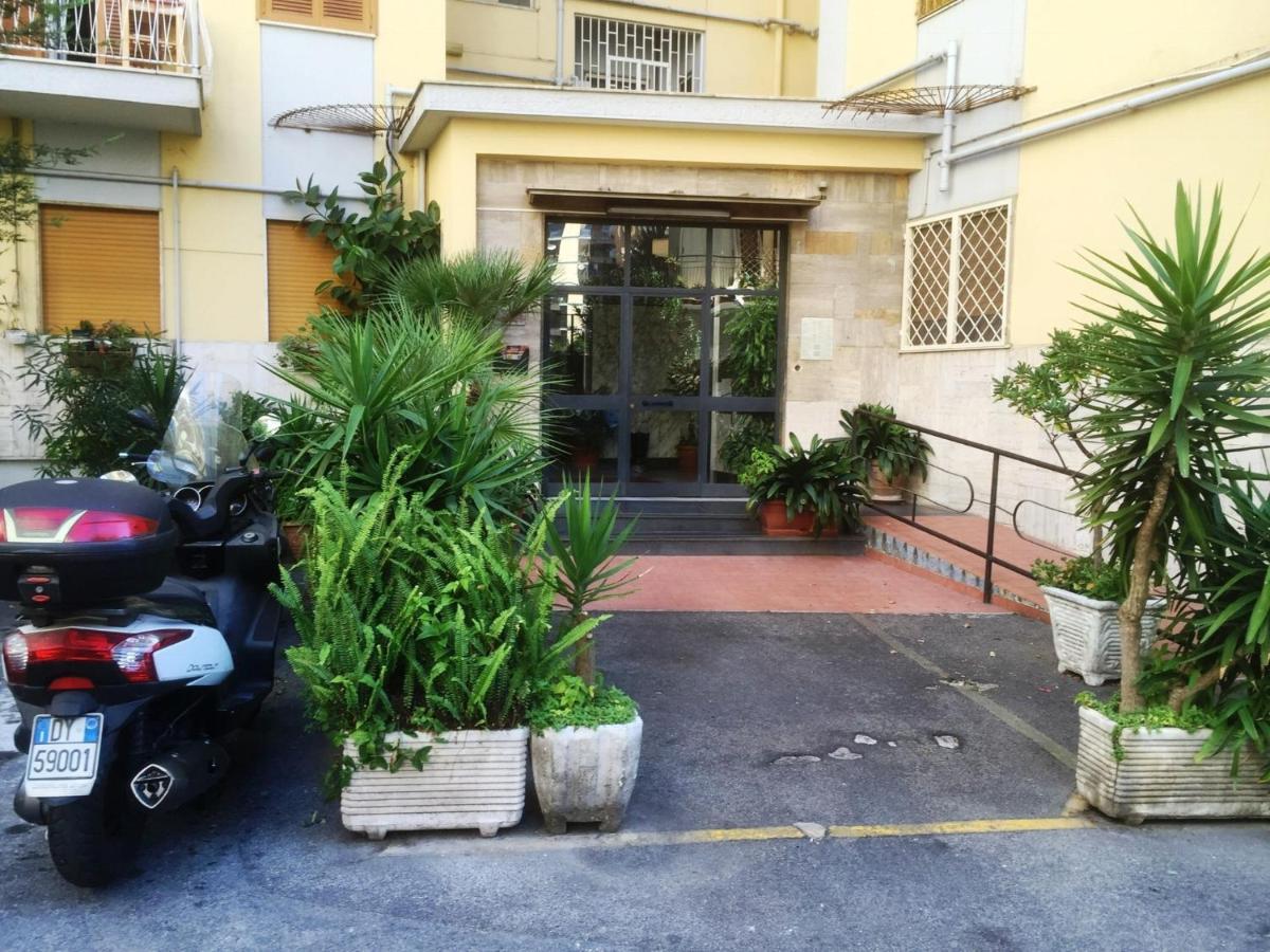 B&B Alexander Napoli Bagian luar foto